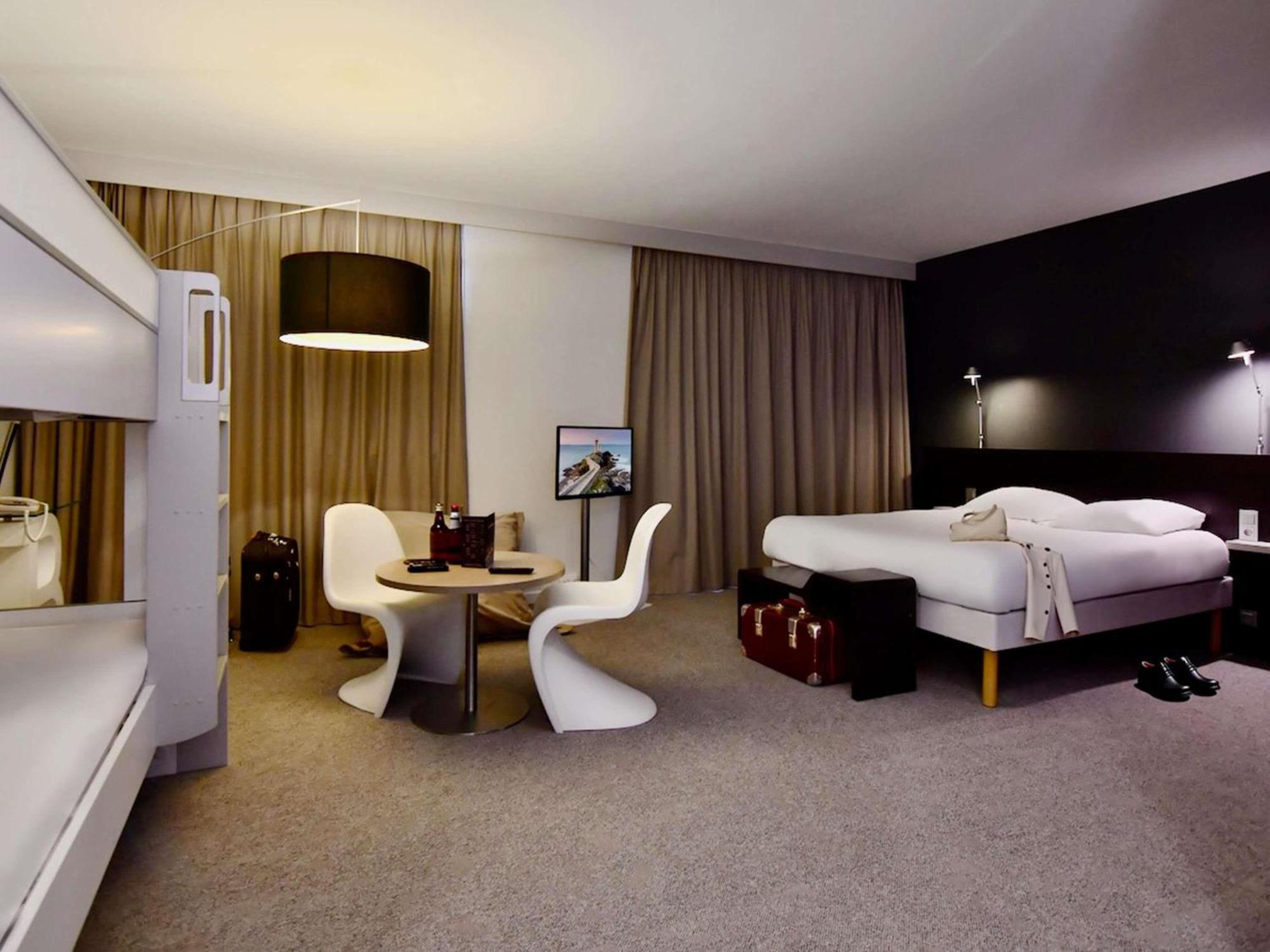 Junior Suite with One Double Bed and Two Single Beds,1717082401:JPEG